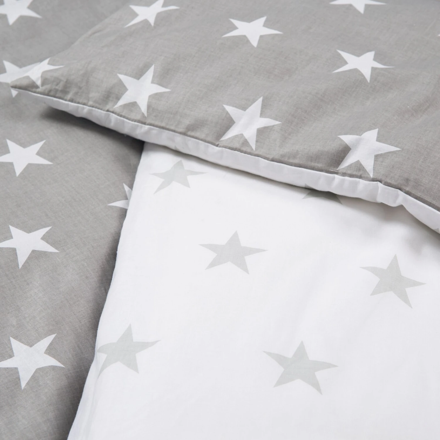 Babybettwäsche LITTLE STARS - Grau-Weiß - 100x135 cm - Kinderbettwäsche aus weichem Baumwollstoff 4 Babybettwäsche LITTLE STARS - Grau-Weiß - 100x135 cm - Kinderbettwäsche aus weichem Baumwollstoff – Bild 2