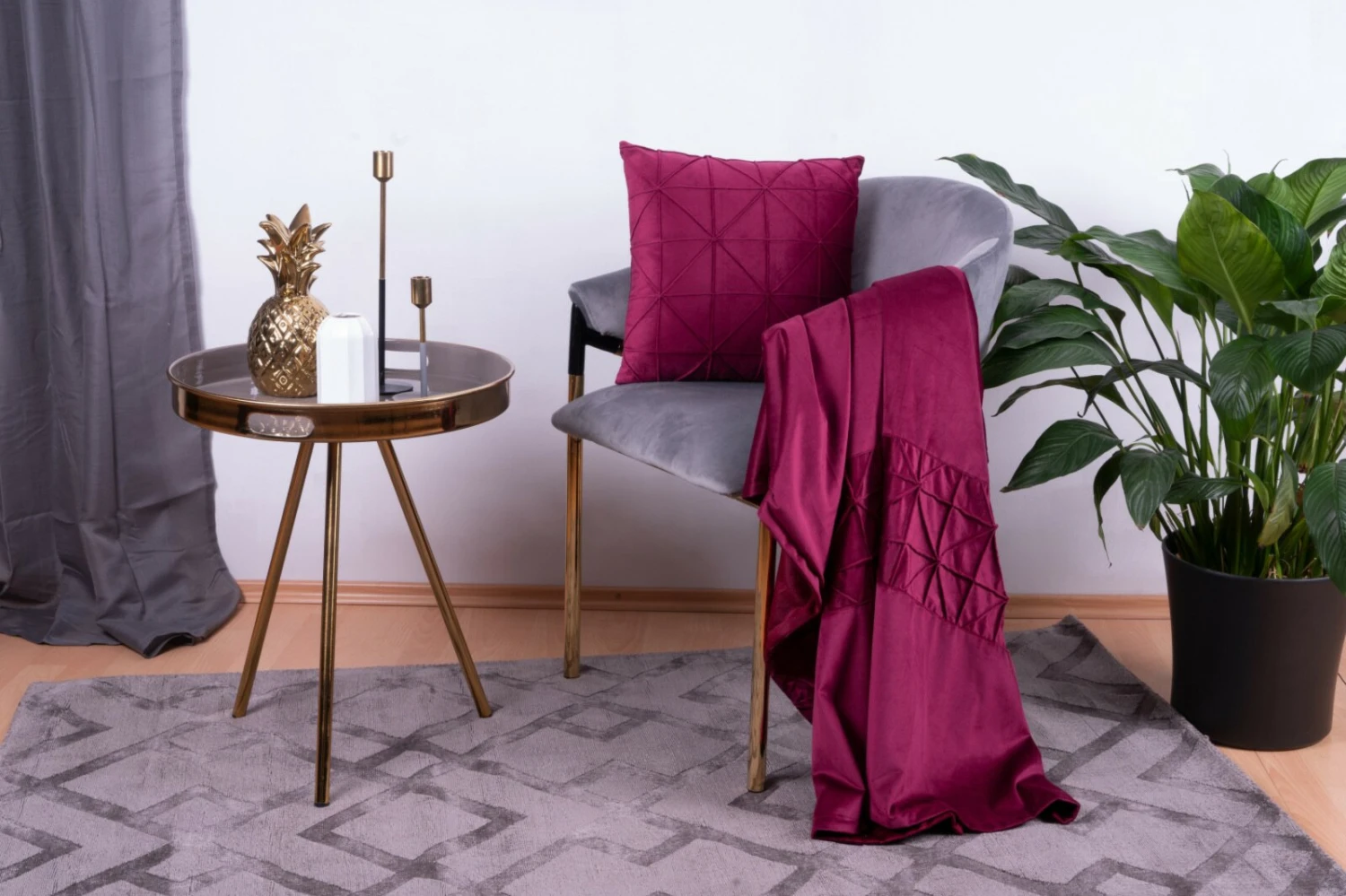 Samtige Decke & Kissen 'Beere' mit Zierstreifen – Gemütlichkeit für Ihr Zuhause 4 Samtige Decke & Kissen 'Beere' mit Zierstreifen – Gemütlichkeit für Ihr Zuhause – Bild 2