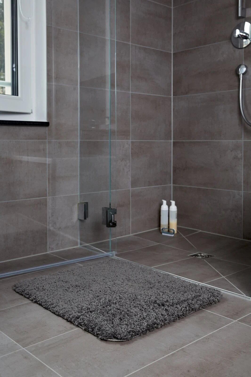 WENKO Badteppich Grau - 55x65 cm - Hochwertige Badematte für stilvolles Badezimmer 4 WENKO Badteppich Grau - 55x65 cm - Hochwertige Badematte für stilvolles Badezimmer – Bild 2