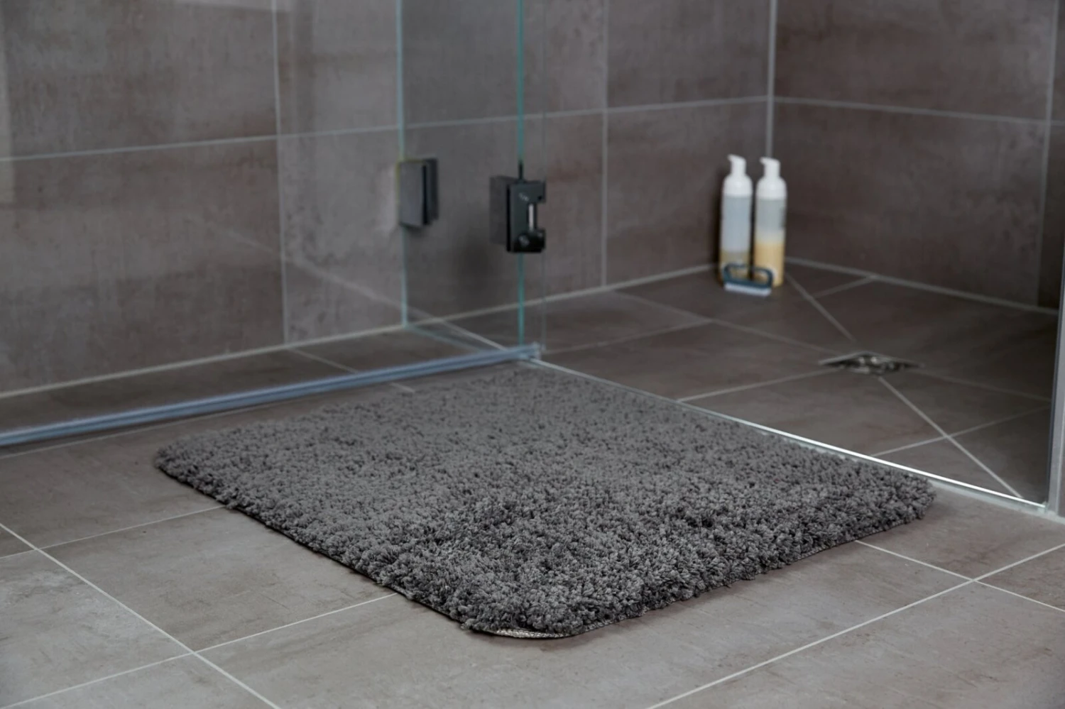 WENKO Badteppich Grau - 55x65 cm - Hochwertige Badematte für stilvolles Badezimmer 5 WENKO Badteppich Grau - 55x65 cm - Hochwertige Badematte für stilvolles Badezimmer – Bild 3