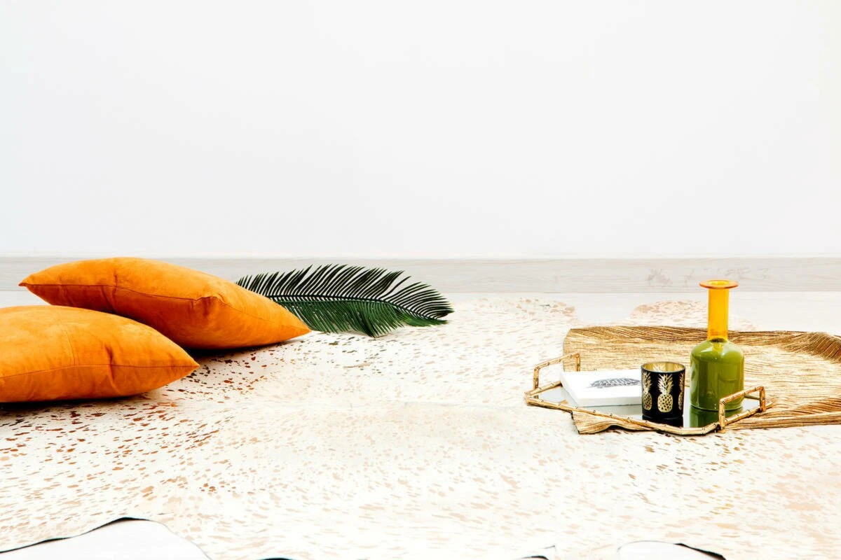 Lederteppich FLY 100 - weiß-gold - 1,35-1,65 m² - Exklusiver Ledermatten für stilvolles Wohnen 6 Lederteppich FLY 100 - weiß-gold - 1,35-1,65 m² - Exklusiver Ledermatten für stilvolles Wohnen – Bild 4