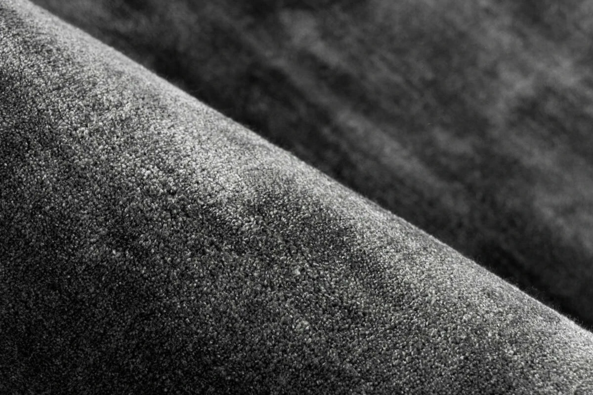 Teppich VILLAGE 100 - Graphit - 80x150 cm | Kurzflorteppich für moderne Wohnräume 5 Teppich VILLAGE 100 - Graphit - 80x150 cm | Kurzflorteppich für moderne Wohnräume – Bild 3